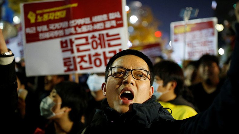Thousands take to streets in S. Korea as corruption scandal involving president deepens (VIDEO)