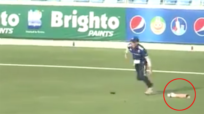 English cricketer continues fielding after losing artificial leg (VIDEO)