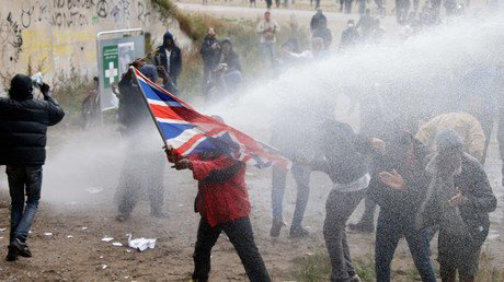 Tear gas, water cannon used in Calais as pro-migrant rally attempts to proceed amid ban (VIDEO)