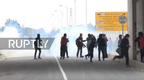 Calais police deploy tear gas to stop migrant motorway invasion (VIDEO)