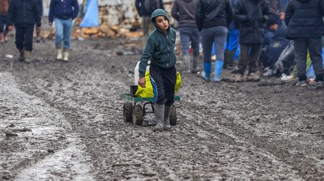 France and Britain bicker over last abandoned refugee children in Calais