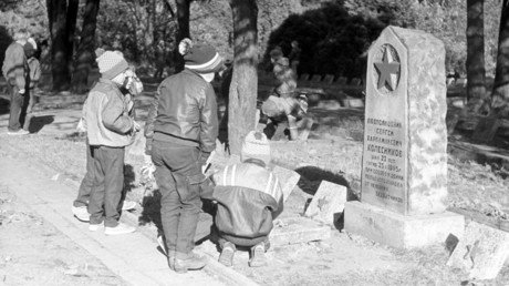 Polish volunteers restore vandalized Soviet WW2 memorials for sake of ‘shared history & world peace’