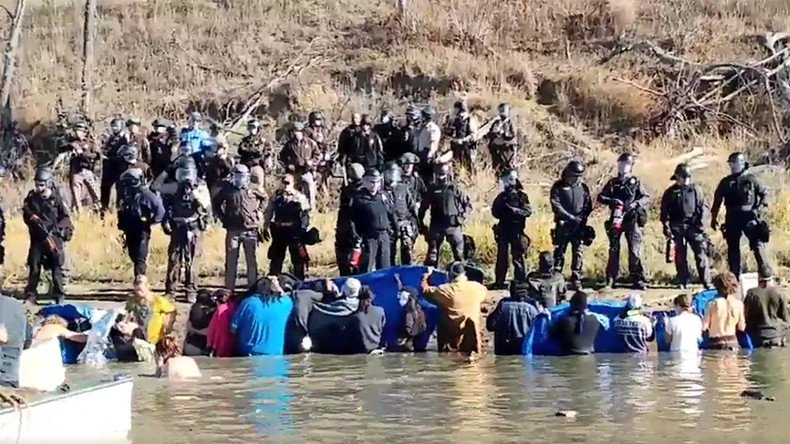 Police shoot rubber bullets at Dakota Access Pipeline protesters 