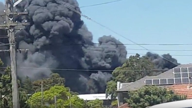 Massive wrecking yard fire releases toxic smoke, causes traffic chaos in Sydney (VIDEO)