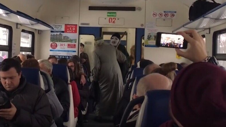 Voldemort & Dumbledore clash on local Russian train (VIDEO)