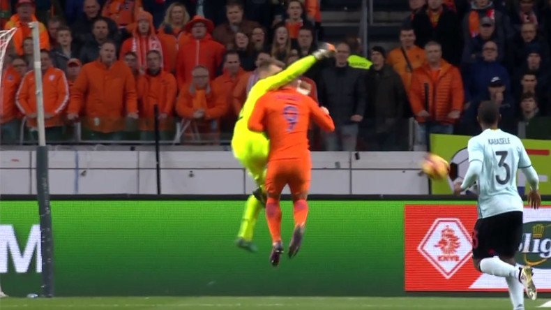 Netherlands striker ‘loses memory for 20 minutes’ after sickening collision (VIDEO)