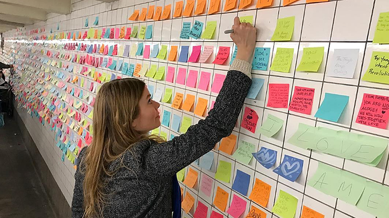New Yorkers post sticky notes of hope in subway to combat election blues (VIDEOS, PHOTOS)