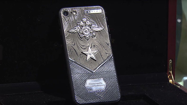 Moscow shooters test ‘bulletproof’ titanium iPhone7 (VIDEO)