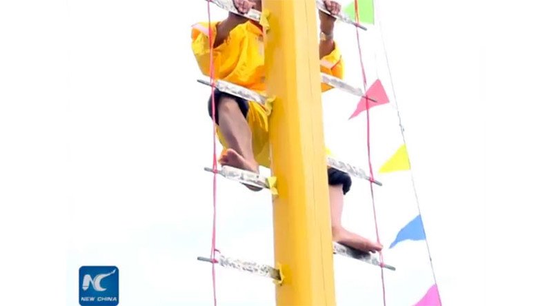 Chinese men climb terrifying ladder of sharpened knives in incredible ritual (PHOTO, VIDEO) 