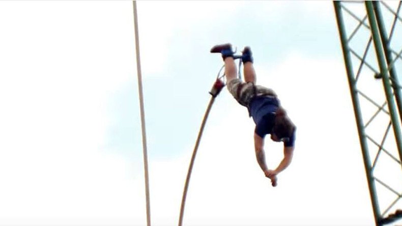 'Bungee dunk’ daredevil dips biscuit in tea during 73-meter dive (VIDEO)