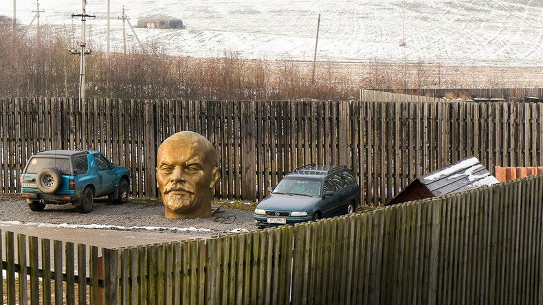 Giant Lenin head turns up in Belarusian parking lot (PHOTOS)