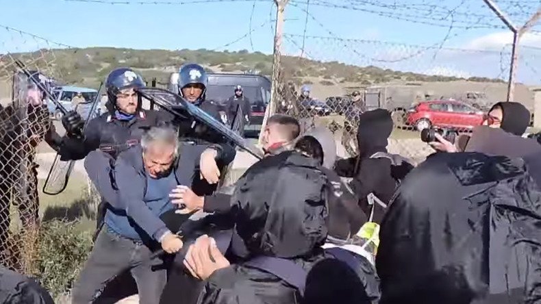 ‘NATO out!’ Anti-war activists clash with police during Italian base demo (VIDEO)