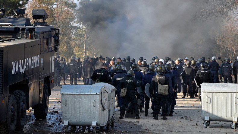 2,000 migrants clash with police, set Bulgaria's largest refugee center on fire (VIDEO)