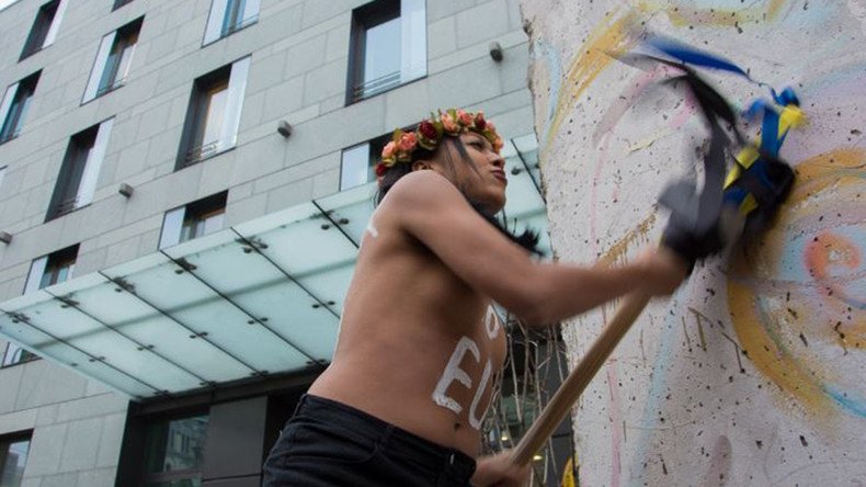 Topless FEMEN protester fights Ukraine-EU ‘obstacles’ by attacking Berlin Wall (VIDEO)