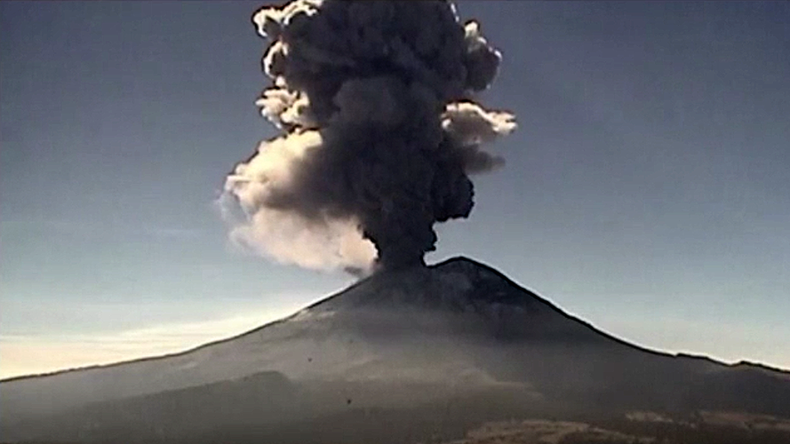 Erupting Mexican volcano sends smoke and ash 5km into the sky (VIDEOS ...