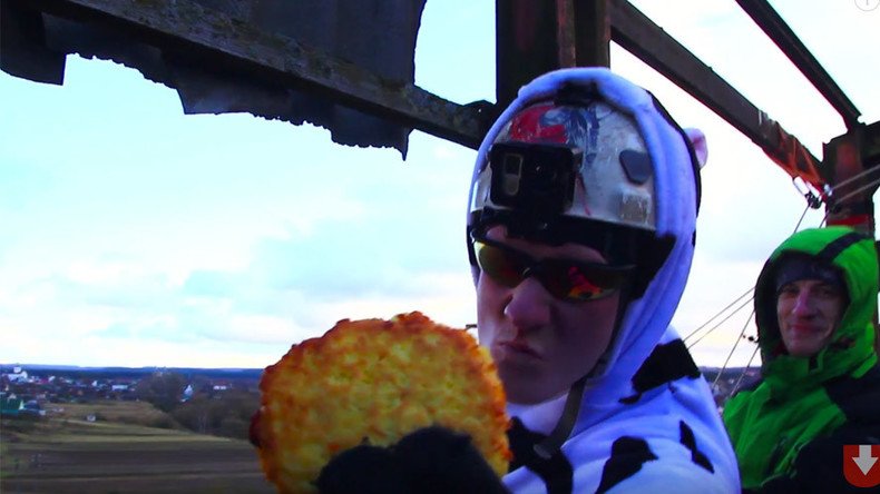 Biscuit-dunking bungee world record? No problem, Belarusian dips potato pancake in cream mid-air