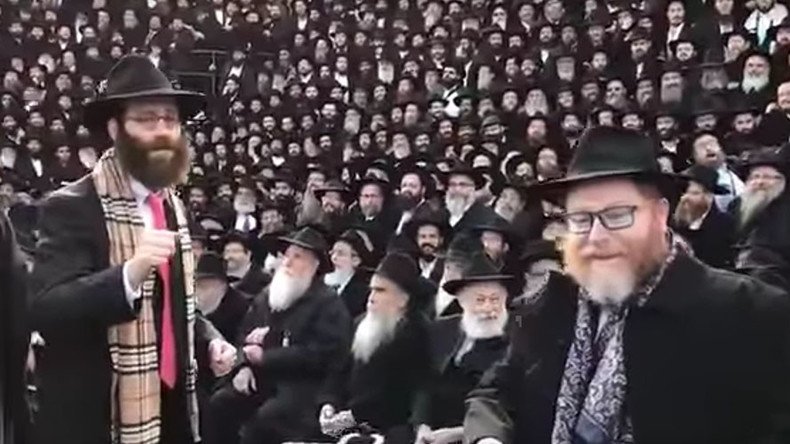 4,000 rabbis attempt #MannequinChallenge in New York, fail miserably 