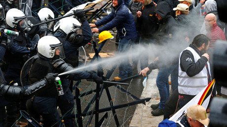 Protesting soldiers teargassed, hit with water cannon by Belgian police (VIDEO)
