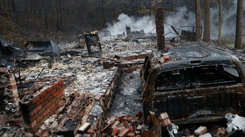 10 dead in Tennessee wildfires, Dolly Parton assists aid efforts 