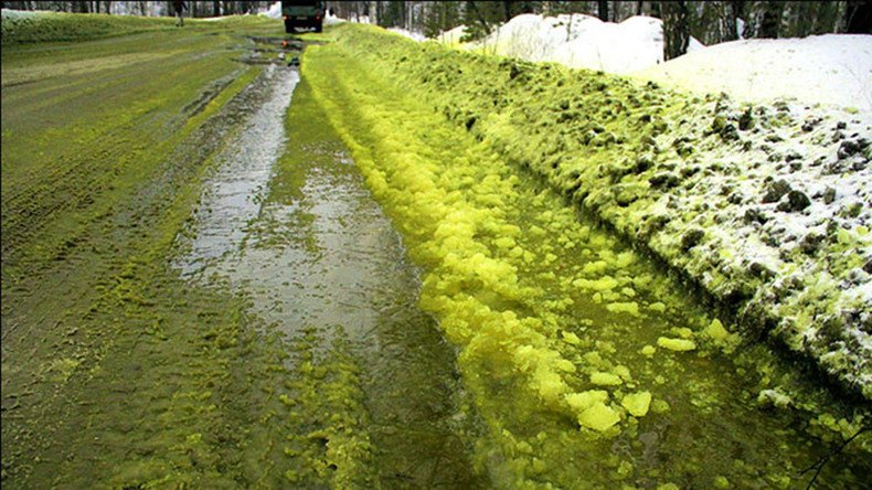 Snow joke! Bright green slush appears in Siberian city (PHOTOS, VIDEO)