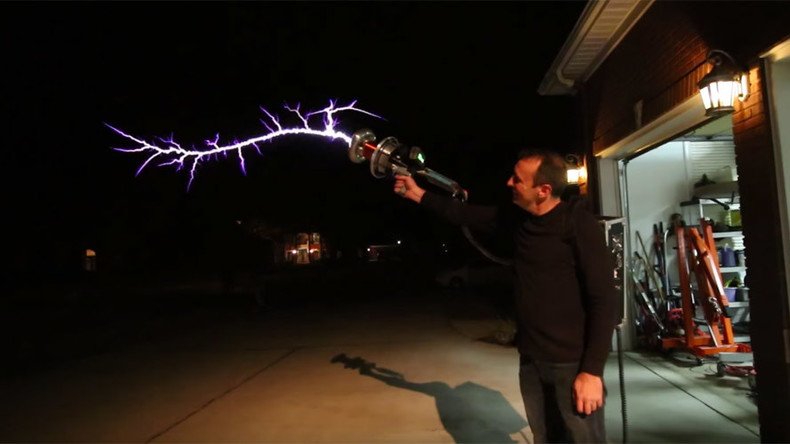 Hair-raising DIY Tesla gun fires forks of lightning through the air (VIDEO)