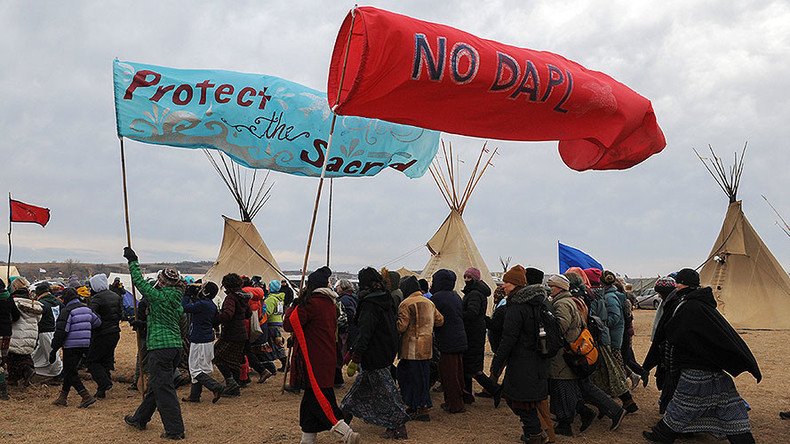 Wells Fargo requests meeting with Sioux tribe elders to discuss Dakota pipeline funding 