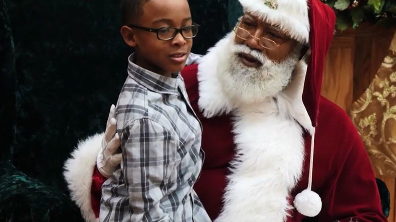 ‘This is so stupid’: Black Santa in shopping mall causes internet meltdown (VIDEO)