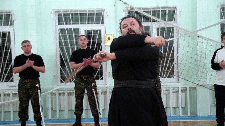  Divine power: Orthodox priest shows off impressive swordplay (VIDEO)