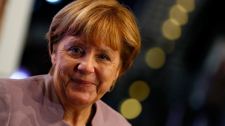Camerashy? Merkel press statement interrupted by 360 degree camera (VIDEO)