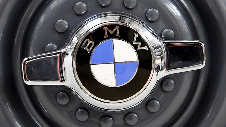 BMW traps carjacker with remotely activated door locks