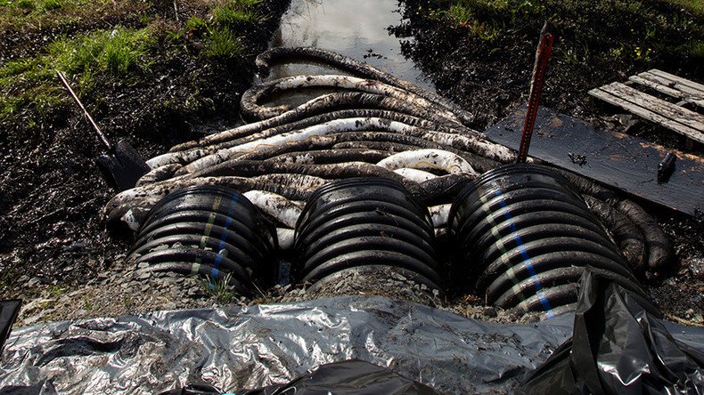 North Dakota crude pipeline shut down after spill