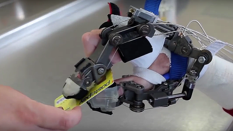 Exoskeleton hand lets quadriplegics manipulate objects with power of their mind (VIDEO)