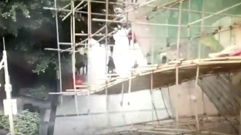 Scaffolding collapses on busy Chinese street, injuring 3 (VIDEO)