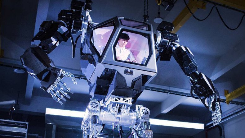 4-meter tall manned robot learns to walk and move hands (VIDEO)