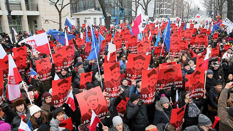Thousands rally against Polish govt outside constitutional court in Warsaw