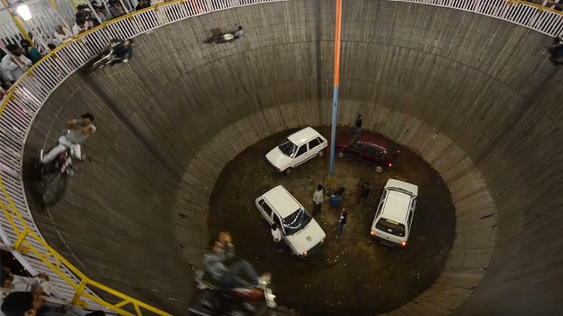 ‘Well of Death’: Mad-cap Indian stuntmen take dangerous driving to a whole new level (VIDEO)