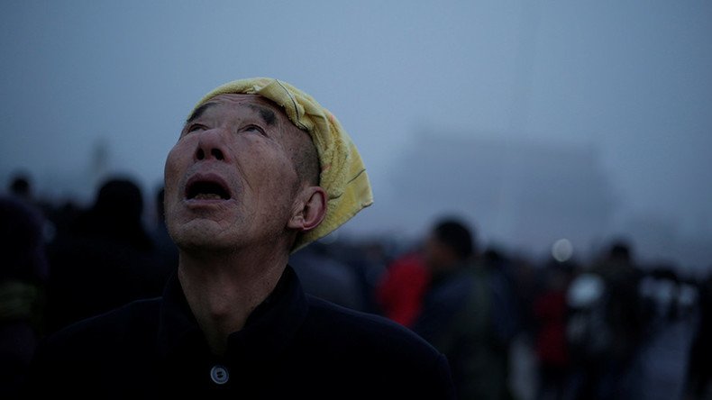 Sinister smog engulfs Beijing, netizens imagine alien invasion (PHOTOS)