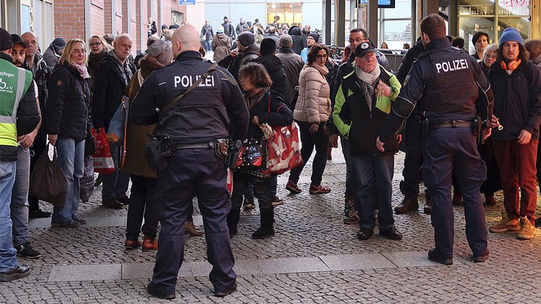 Police cordon off Berlin shopping area, suspicious package reported