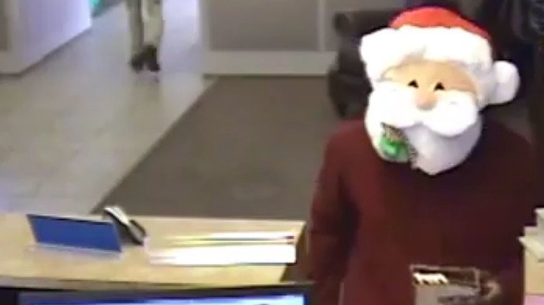 Naughty & nice: ‘Santa’ robs bank while handing out candy (VIDEO)