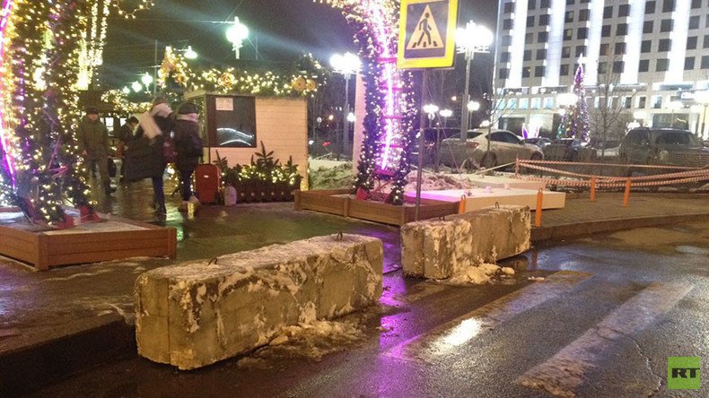 Concrete barriers placed outside crowded places in Moscow for holiday season (PHOTOS)