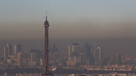 ‘Worst in 10yrs’: Choking air pollution prompts Paris to offer free public transport for 2nd day