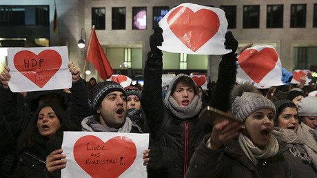 Germans stage pro- and anti-refugee rallies at Berlin attack site (PHOTOS, VIDEOS)
