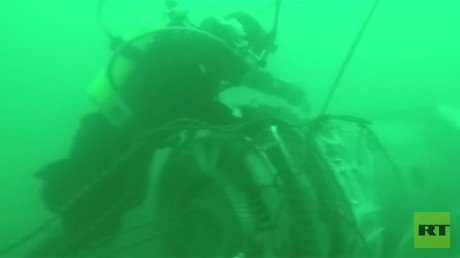 Underwater footage shows divers recovering wreckage of crashed Tu-154 from seabed (VIDEO)