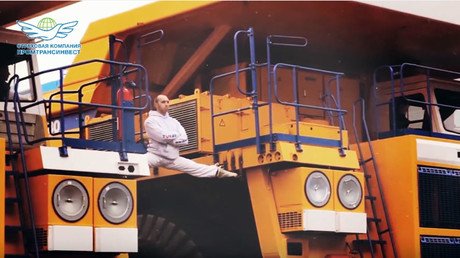 Belarusian copies Van Damme’s epic splits on huge haul trucks (VIDEO)
