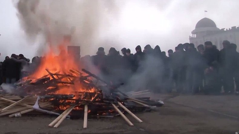 Chechens burn photos of ISIS chief Baghdadi in capital Grozny to denounce terrorist group