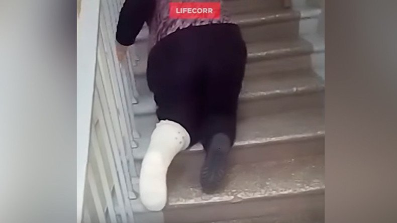 Hospital probed after Russian woman in plaster cast forced to crawl stairs for X-ray (VIDEO)