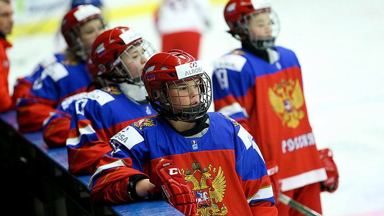 Russian U18 women’s hockey team silences booing stands by embracing & singing anthem (VIDEO)