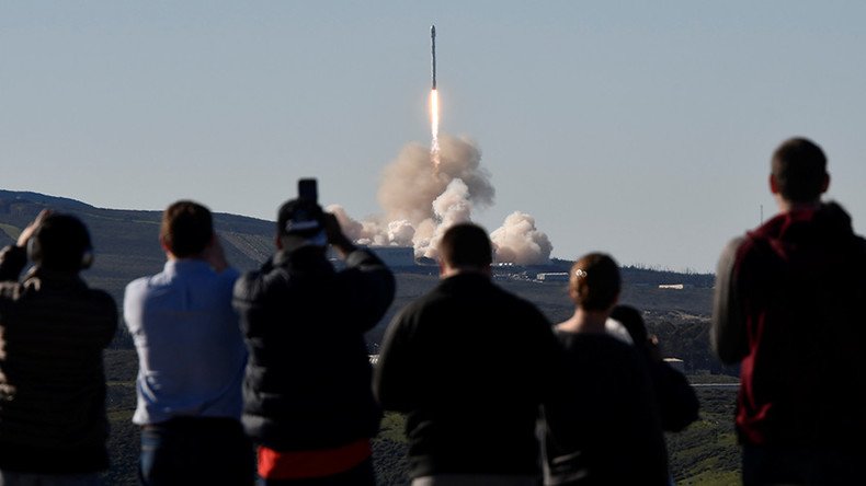 SpaceX follow up Facebook mission failure with triumphant 10 satellite payload launch (VIDEO)