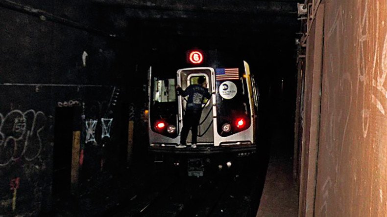 ‘Subway surfing’ teens filmed in NYC as daredevil craze spreads (VIDEOS)