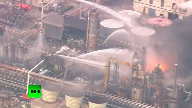 Evacuation orders for over 2,900 as huge fire breaks out at Japanese petroleum plant (VIDEO)